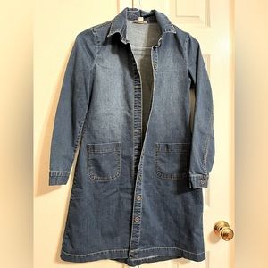 Long blue jean buttoned jacket
